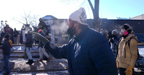 Πολεμική ζώνη η Μινεάπολη – Ένοπλοι διαδηλωτές και συγκρούσεις με την ICE, ένας νεκρός (εικόνες, βίντεο)
