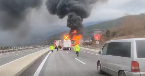 Φορτηγό τυλίχθηκε στις φλόγες στην Εγνατία Οδό – Βίντεο
