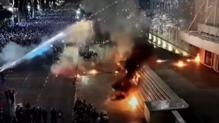 Χάος στα Αλβανία: Σοβαρά επεισόδια με μολότοφ και τραυματίες στα Τίρανα σε αντικυβερνητική διαδήλωση – Στο “στόχαστρo” γραφείο του Έντι Ράμα, πέντε αστυνομικοί με εγκαύματα (Βίντεο)