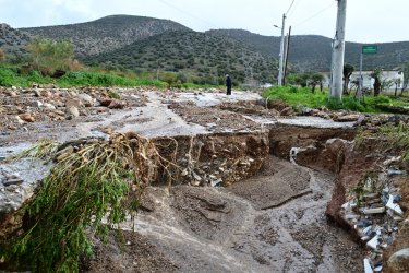 Συναγερμός στα Σπάτα από την κακοκαιρία: Όχημα παρασύρθηκε από ρέμα