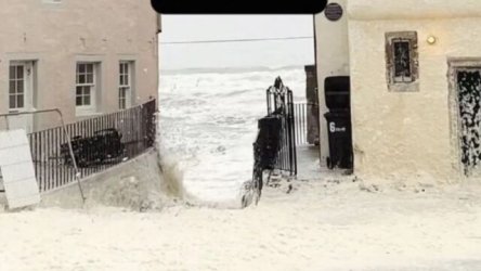 Σκωτία: Μετά τους θυελλώδεις ανέμους γέμισαν με αφρό οι παραλίες – Πώς σχηματίζεται το φαινόμενο (Βίντεο)