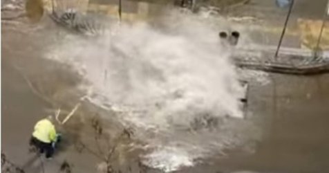 Θεσσαλονίκη: Η στιγμή που σκάει αγωγός της ΕΥΑΘ – Εργάτης εκτοξεύεται από το νερό (βίντεο)