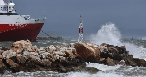 Ακυρώσεις στα δρομολόγια πλοίων λόγω ανέμων – Τι ισχύει για Πειραιά, Ραφήνα και Λαύριο