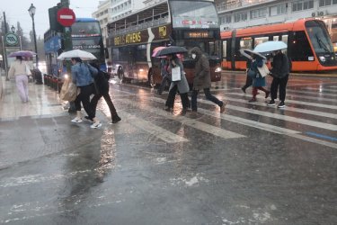 Έκτακτο δελτίο κακοκαιρίας: Καταιγίδες και χιόνια την Κυριακή με «κόκκινες» προειδοποιήσεις