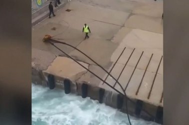 Η μάχη πλοίου να δέσει στην Κάρπαθο εν μέσω κακοκαιρίας με ισχυρούς ανέμους – Δείτε βίντεο