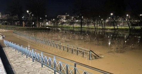 Λάρισα: Έκτακτα μέτρα λόγω υπερχείλισης του Πηνειού – Ανεβαίνει συνεχώς η στάθμη (Εικόνες)