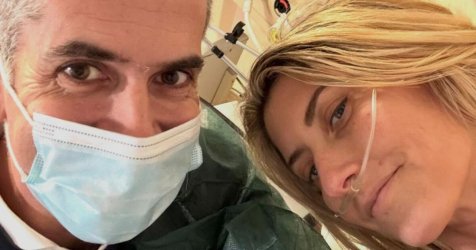 Εξιτήριο για τη Σία Κοσιώνη: Η φωτογραφία από τη ΜΕΘ με τον Κώστα Μπακογιάννη