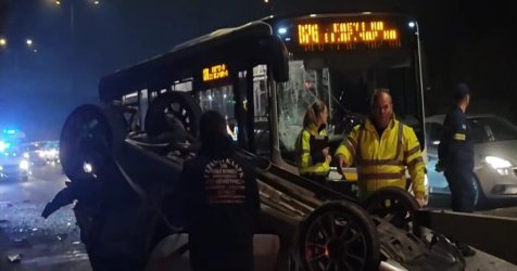 Σοβαρό τροχαίο με λεωφορείο και ΙΧ στον Σκαραμαγκά – Απεγκλώβισαν άνδρα οι πυροσβέστες (Βίντεο)