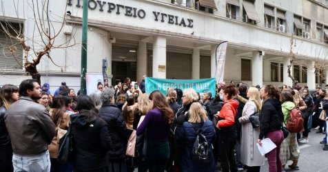 Οι μαίες κέρδισαν τον πρώτο «γύρο» στον αγώνα για το καθηκοντολόγιό τους