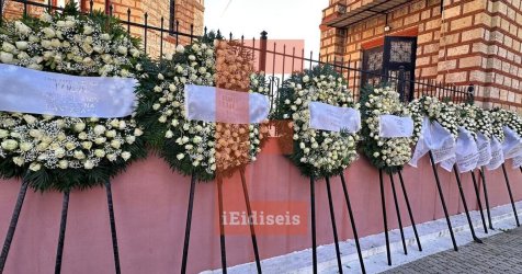 Νέα Πέραμος: Συγγενείς και φίλοι αποχαιρετούν τον 27χρονο (Εικόνες)