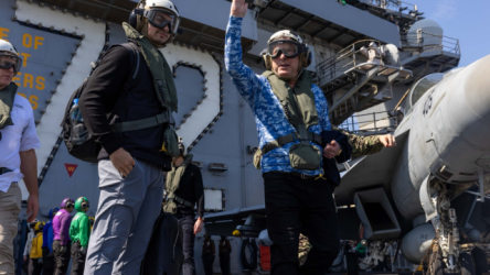 Μήνυμα ισχύος των ΗΠΑ μετά τις συνομιλίες με το Ιράν: Γουίτκοφ και Κούσνερ στο αεροπλανοφόρο “Αβραάμ Λίνκολν” (Εικόνες)