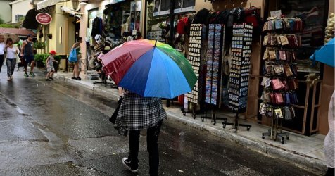 Καιρός: Διαδοχικές μεταβολές με βροχές και καταιγίδες – Η πρόγνωση για την Τσικνοπέμπτη