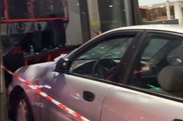 Άγρια καταδίωξη στον Άγιο Δημήτριο: 17χρονος με κλεμμένο ΙΧ έπεσε σε μηχανές και τζαμαρία – Δείτε εικόνες