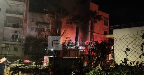 Μεγάλη φωτιά στον Βόλο – Στις φλόγες κτήριο πίσω από τον Άγιο Κωνσταντίνο (βίντεο)