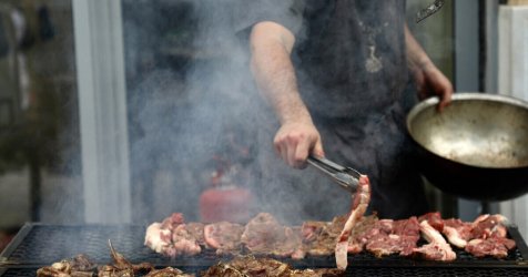 Πιο ακριβή από ποτέ η Τσικνοπέμπτη 2026: Έως 30% πάνω το κρέας – Η σύγκριση με πέρσι (πίνακες)