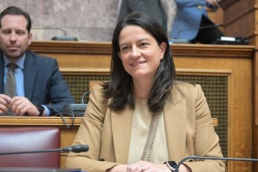 Κεραμέως σε αντιπολίτευση: Θέλουμε περισσότεροι εργαζόμενοι να προστατεύονται από ΣΣΕ;