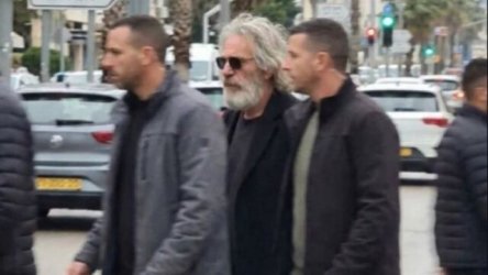 Ποια είναι η αλήθεια πίσω από την φωτογραφία του Έπσταϊν που τον δείχνει να βολτάρει μεταμφιεσμένος στο Ισραήλ (Εικόνες)