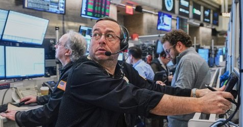 Νέο trend στη Wall Street: «Πούλα πρώτα και ρώτα μετά» – Ποιες μετοχές «ξεφορτώνονται» οι επενδυτές