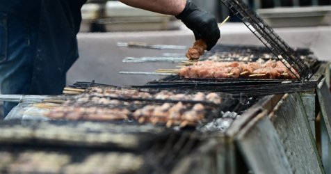 Τσικνοπέμπτη: Οι καλύτερες ταβέρνες της Αττικής για παϊδάκια, σούβλες και κρέατα