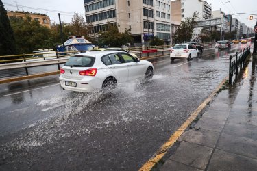 Δύο τροχαία στη Συγγρού μέσα σε λίγη ώρα – Παράσυρση πεζού και καραμπόλα 5 οχημάτων
