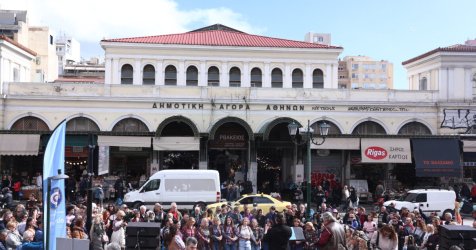 Πήραν φωτιά οι ψησταριές στην Αθήνα: Γλέντι και δωρεάν κρέατα στη Βαρβάκειο – Φωτογραφίες