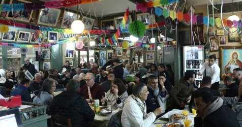 Τσικνοπέμπτη με «καπέλο» 50%: Οι τιμές στο σπίτι και στην ταβέρνα (Πίνακες)