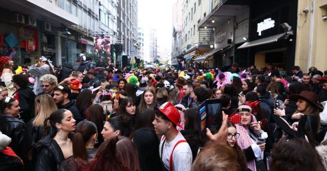 Κοσμοσυρροή στη Θεσσαλονίκη για την Τσικνοπέμπτη: Γιορτή, μουσική και χοροί στους δρόμους του κέντρου (Εικόνες, Βίντεο)