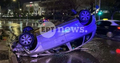 Τροχαίο στη Θεσσαλονίκη: Αυτοκίνητο τούμπαρε μετά από πρόσκρουση σε φανάρι