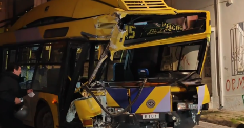 Απίστευτο περιστατικό στα Πετράλωνα – Τρόλεϊ έπεσε σε πολυκατοικία (Βίντεο)