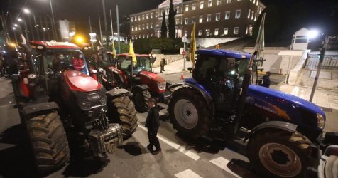 Διανυκτερεύουν στο Σύνταγμα με τα τρακτέρ οι αγρότες – Τα μηνύματα που έστειλαν στην κυβέρνηση (Εικόνες, Βίντεο)