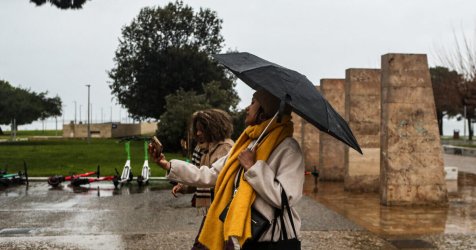 Χαλάει ο καιρός: Βροχές, καταιγίδες και αφρικανική σκόνη – Πού θα είναι έντονα τα φαινόμενα