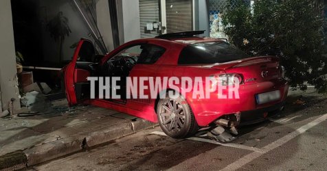 Σοβαρό τροχαίο στον Βόλο: Αυτοκίνητο έπεσε σε παρκαρισμένα και «μπούκαρε» σε φροντιστήριο