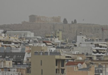 Αφρικανική σκόνη σκεπάζει την Αθήνα: Απόκοσμες εικόνες από το κέντρο – Πόσο θα κρατήσει η κακοκαιρία