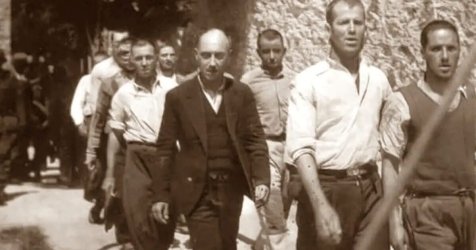 Ο Βέλγος συλλέκτης Tim de Craene, η ιστοσελίδα Crain’s Militaria και οι συγκλονιστικές φωτογραφίες των 200 της Καισαριανής