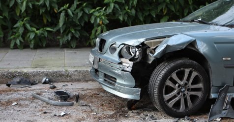 Κολωνάκι: Ποινική δίωξη στην τραγουδίστρια του συγκροτήματος που έπεσε πάνω στα ΙΧ