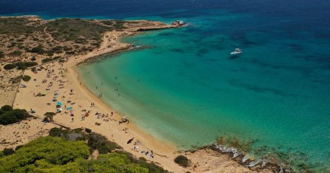 Ξεσηκωμός στα Κουφονήσια για τις ξαπλώστρες σε Πορί και Ιταλίδα – Παρέμβαση Πιερρακάκη