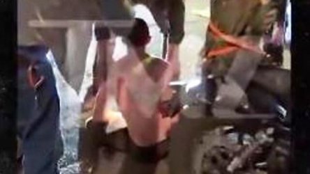 Σάλος στη Νέα Ορλεάνη: Ημίγυμνος ο Σάια ΛαΜπεφ στο οδόστρωμα μετά από άγριο ξύλο – “Θα σε δείρουμε άσχημα, αγόρι, ηρέμησε!” (Βίντεο)