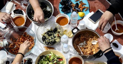 Καθαρά Δευτέρα 2026: Σπίτι vs Μεζεδοπωλείο – Πώς θα βγει πιο οικονομικό το τραπέζι