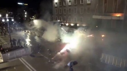 Χάος στην Αλβανία: Επεισόδια, δακρυγόνα και μολότοφ έξω από το κοινοβούλιο σε συγκέντρωση κατά του Ράμα – “Είναι πολιτικά νεκρός” ανέφερε ο 81χρονος Μπερίσα (Εικόνες & Βίντεο)