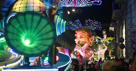 Πατρινό Καρναβάλι: Εικόνες και βίντεο από την φαντασμαγορική παρέλαση των αρμάτων