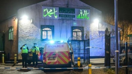 Επίθεση με μαχαίρι έξω από τζαμί στην Αγγλία: Νεκρός 18χρονος, δύο τραυματίες