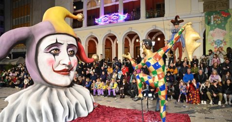 Πάτρα: Πλημμύρισαν οι δρόμοι με 50.000 καρναβαλιστές – Η μεγάλη νυχτερινή παρέλαση (εικόνες, βίντεο)