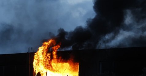 Σπάτα: Κάηκε ολοσχερώς η αποθήκη αθλητικών ειδών – Η φωτιά επεκτάθηκε σε γειτονικό κτήριο (βίντεο)