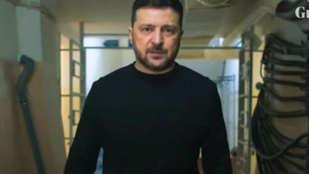 Ο Ζελένσκι χλευάζει τον Πούτιν 4 χρόνια μετά την εισβολή στην Ουκρανία και αποκαλύπτει το υπόγειο καταφύγιό του (Βίντεο)