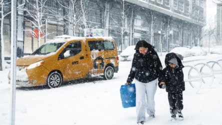 ΗΠΑ: Διακοπές ηλεκτρικού ρεύματος και κλειστά σχολεία – Τα προβλήματα παραμένουν στις βορειοανατολικές πολιτείες λόγω του χιονιά