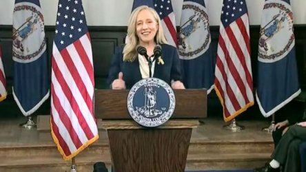 Άμπιγκεϊλ Σπάνμπεργκερ: H πρώην πράκτορας της CIA και ανερχόμενο αστέρι των Δημοκρατικών που απάντησε στην ομιλία του Τραμπ (Βίντεο)