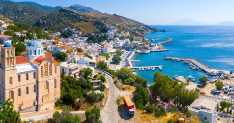 Ικαρία: 8 χρόνια αδράνειας σε περιοχή Natura – Αυθαίρετο κλείνει το ρέμα και προκαλεί πλημμύρες