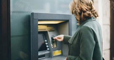 Εγκύκλιος Πιερρακάκη κλείνει το δρόμο σε νέες «πανουργίες» των τραπεζών με τις προμήθειες