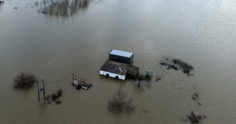 Σπάνε αναχώματα στον Έβρο: Χιλιάδες στρέμματα πλημμύρισαν – Ανέβηκε στα 7 μέτρα η στάθμη του νερού