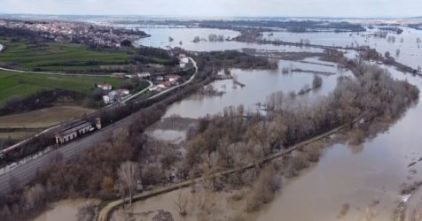 Ώρες αγωνίας στον Έβρο: Μάχη να αντέξουν τα αναχώματα, στα 6,5 μέτρα η στάθμη νερού στο Πύθιο (Βίντεο)